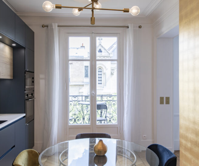 Dorure à la feuille dans un appartement à Paris. Achitecte intérieur Émilie de Gourville