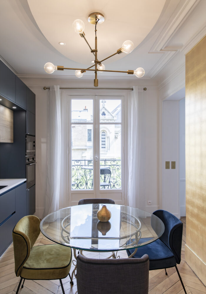 Dorure à la feuille dans un appartement à Paris. Achitecte intérieur Émilie de Gourville