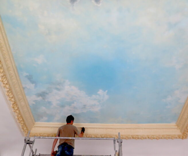 Réalisation d'un ciel peint de plafond dans un appartement à Paris