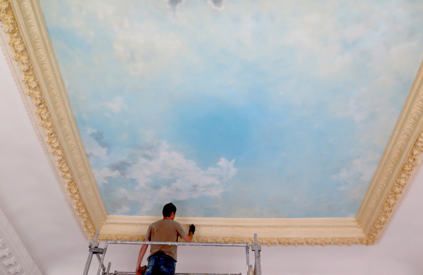 Réalisation d'un ciel peint de plafond dans un appartement à Paris