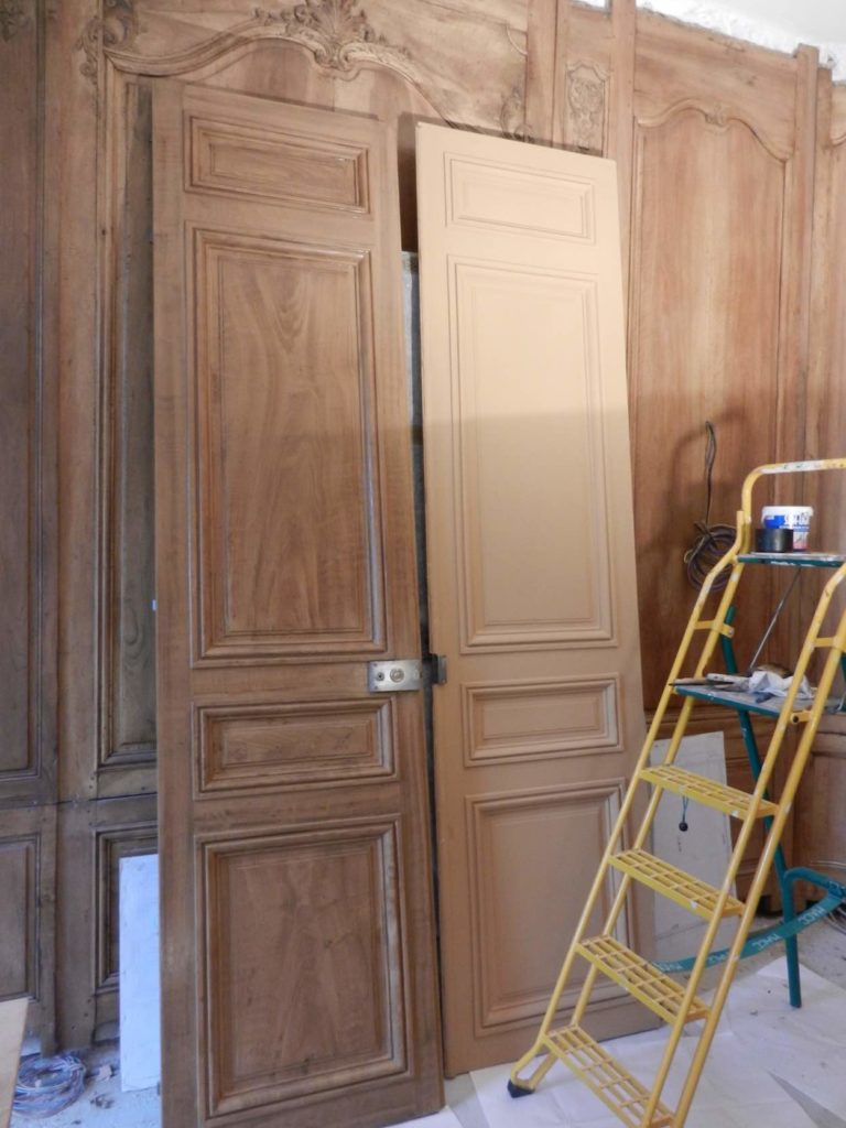 Faux bois de noyer sur portes. Raccord avec boiseries XVIIIème à Paris