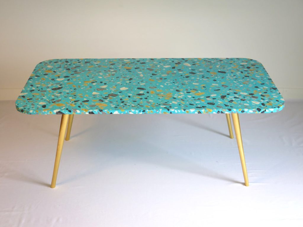 Table avec plateau en faux Terrazzo peint à la main