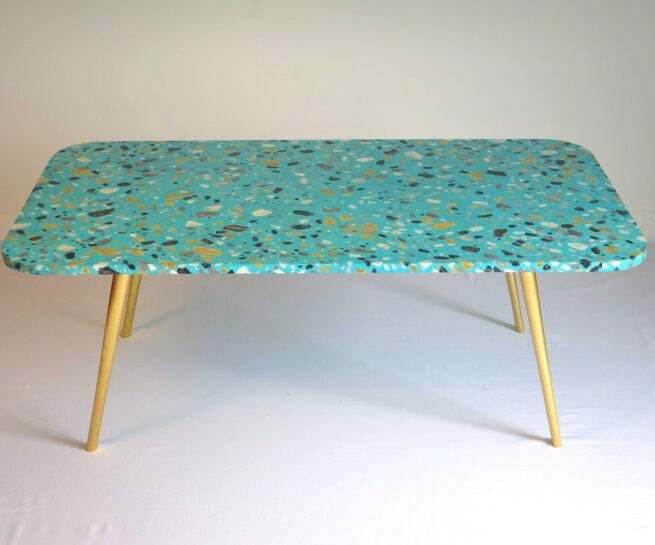 Table avec plateau en faux Terrazzo peint à la main