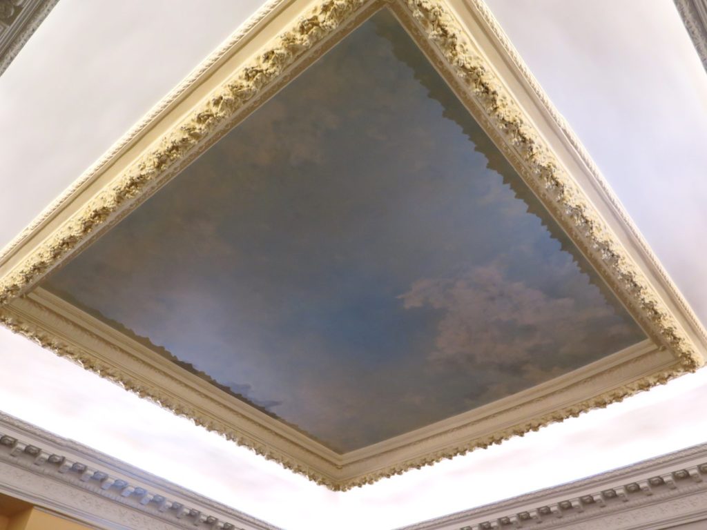 Ciel peint de plafond dans un appartement résidentiel à Paris