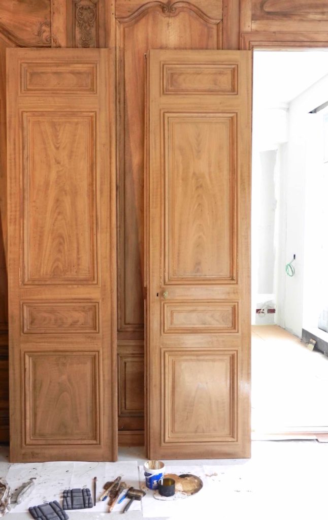 Faux bois de noyer sur portes appartement à Paris