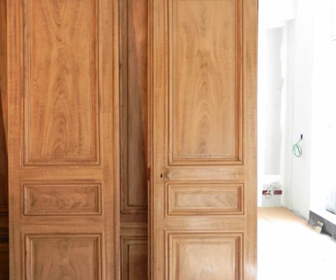 Faux bois de noyer sur portes appartement à Paris