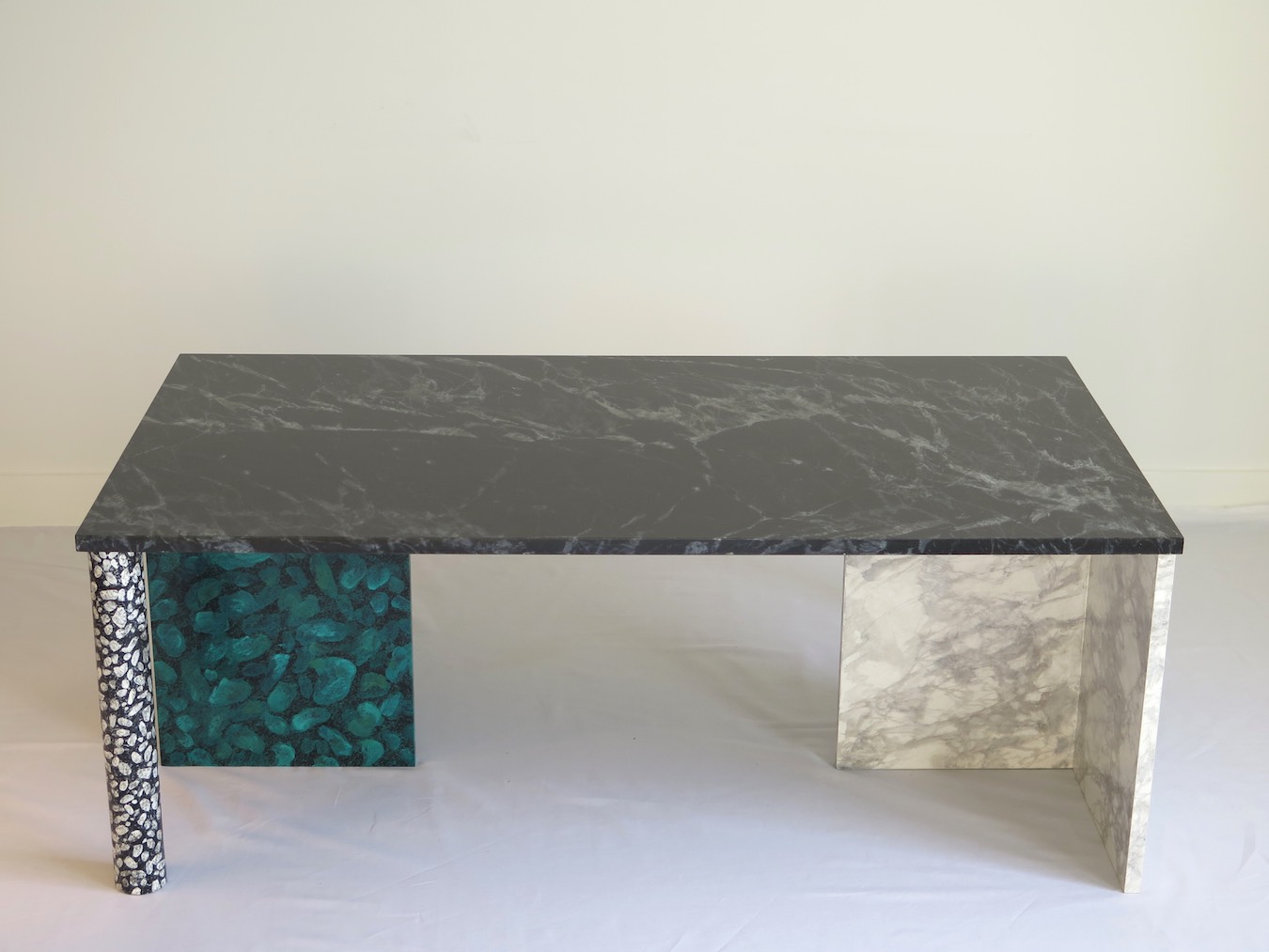 Table avec faux marbre et terrazzo peint