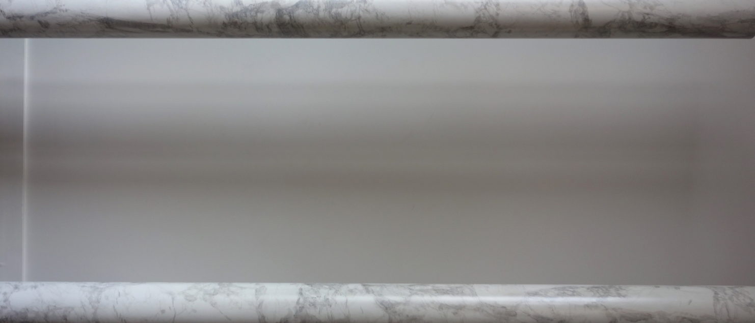 Colonnes peintes en faux marbre blanc italien