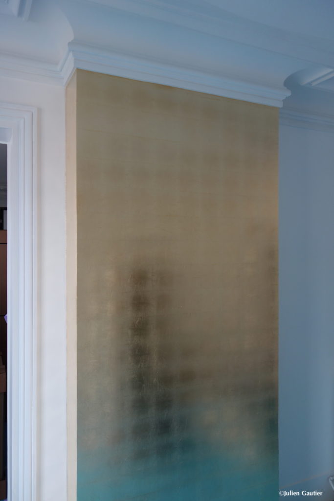 Mur doré appartement Paris Gilded wall Paris