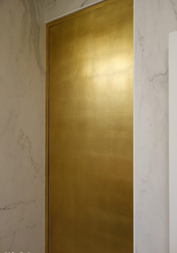 Porte dorée et patinée dans un appartement à Paris