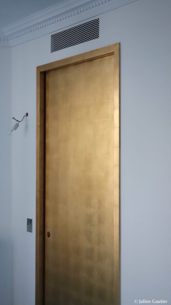 Porte dorée et patinée dans un appartement à Paris, Gilding doors in Paris appartment