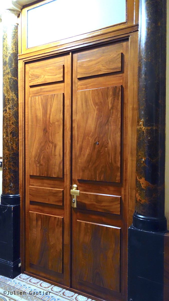 Faux bois peint sur porte d'entrée
