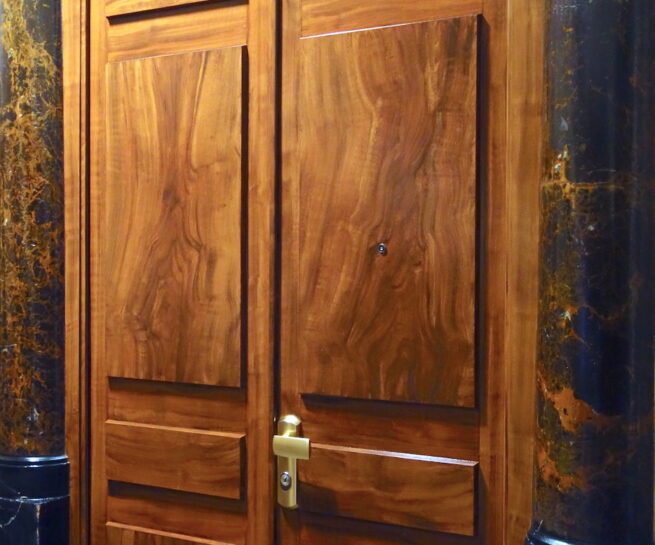 Porte faux bois peint