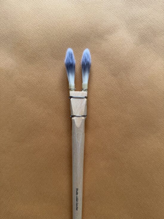 Pinceau-deux-meches-bout-pointu-numero-1-fibres-synthetiques-gros-plan