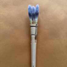 Pinceau-trois-meches-bout-pointu-numero-1-fibres-synthetiques-gros-plan