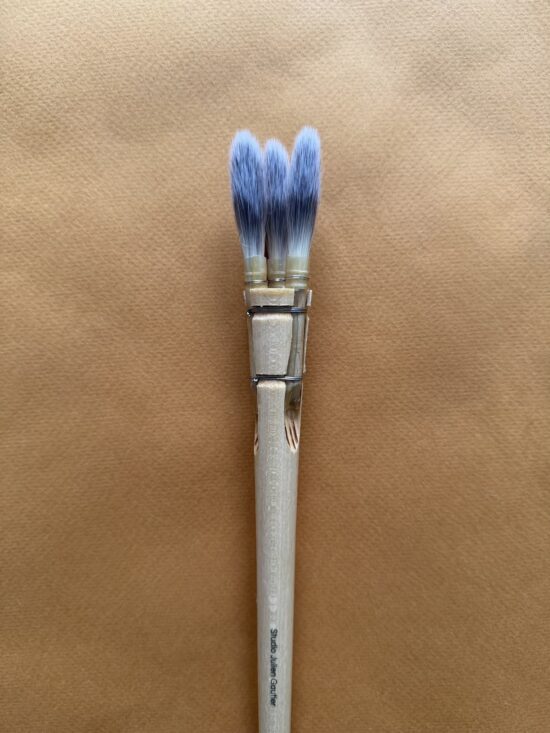 Pinceau-trois-meches-bout-pointu-numero-1-fibres-synthetiques-gros-plan