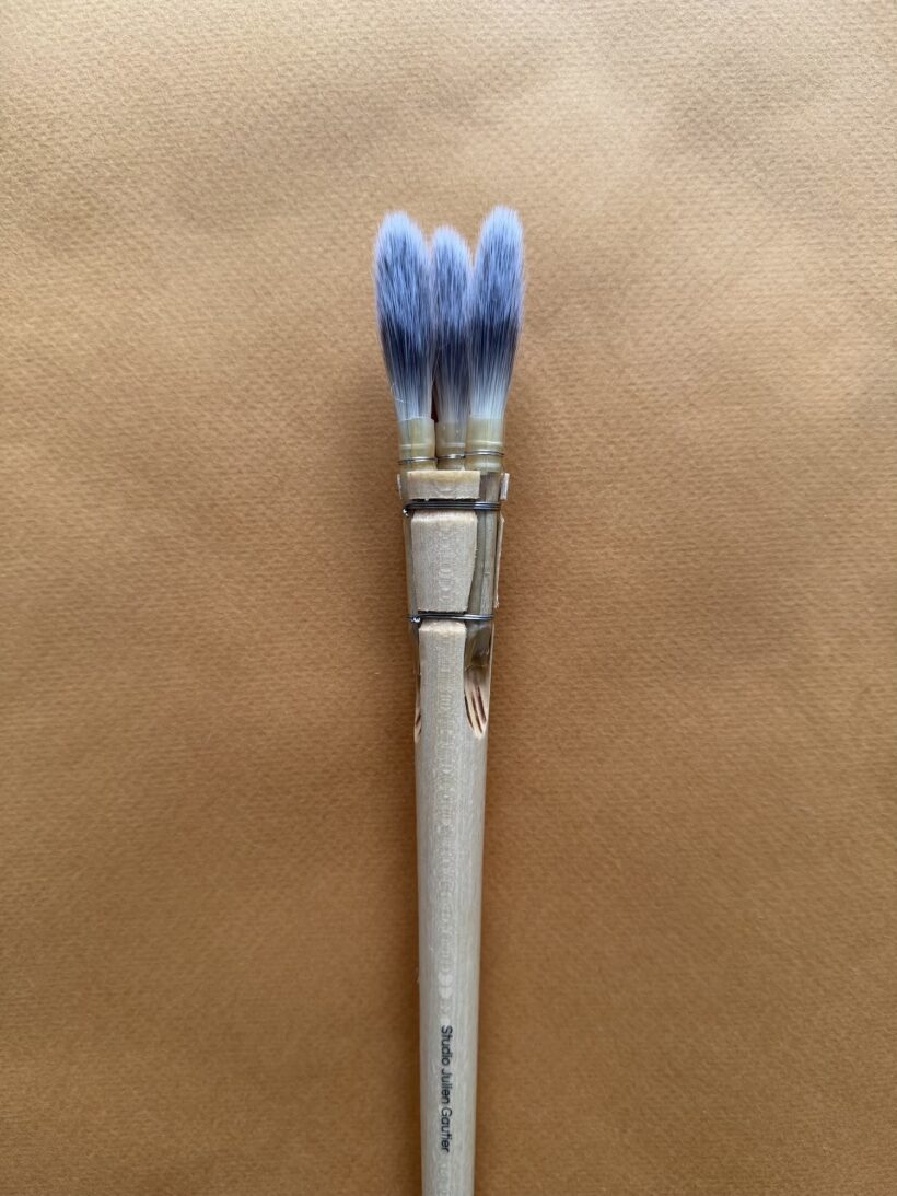 Pinceau-trois-meches-bout-pointu-numero-1-fibres-synthetiques-gros-plan